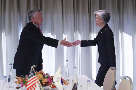 한미외교 양자회담       (나고야=연합뉴스) 김주성 기자 = 주요 20개국(G20) 외교장관회의에 참석한 강경화 외교부 장관(오른쪽)과 존 설리번 미 국무부 부장관이 23일 오후 일본 나고야관광호텔에서 열린 한미 양자회담에서 악수를 하고 있다. 2019.11.23      utzza@yna.co.kr  (끝)